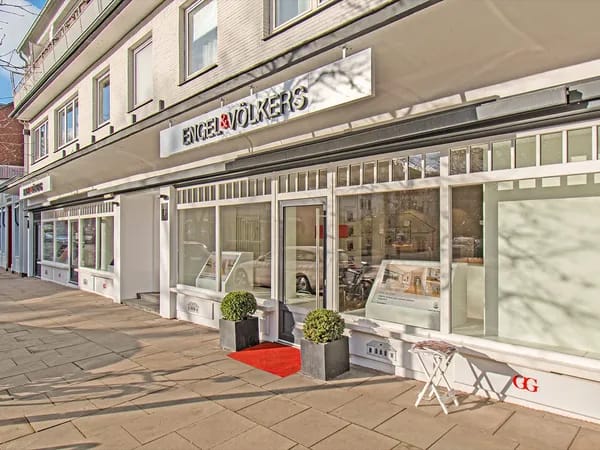 Exterior view of the Engel & Völkers shop on the Alster in Hamburg