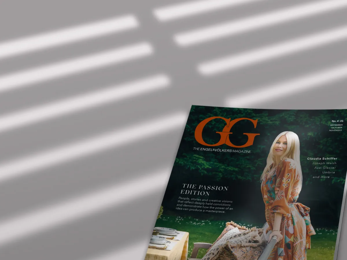 Zwei Zeitschriften liegen aufgefächert auf einer grauen Fläche: links ist ein orangefarbenes GG-Logo mit einer blonden Frau zu sehen; in der Mitte eine aufgeschlagene Doppelseite; rechts ein dunkelgrünes Titelblatt mit großem Schriftzug.