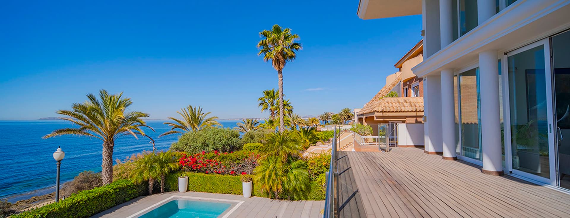 Vila de luxe a la costa de Cabo Huertas amb accés directe al mar i piscina.