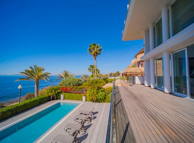 Vila de luxe a la costa de Cabo Huertas amb accés directe al mar i piscina.