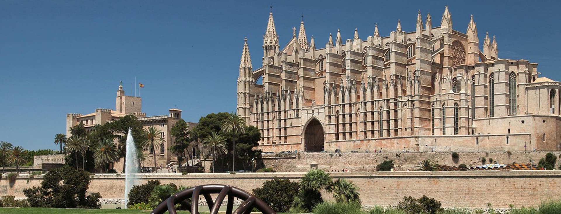 The image shows the Cathedral of Saint Mary in the Spanish port city of Palma on the Balearic Island of Mallorca