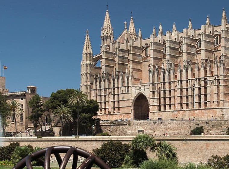 Das Bild zeigt die Kathedrale der Heiligen Maria in der spanischen Hafenstadt Palma auf der BaleareninselMallorca
