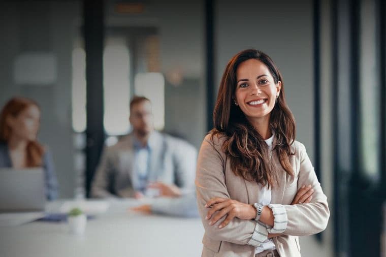 Un miembro del equipo Engel & Völkers en una oficina
