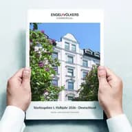 Zwei Hände halten den Marktbericht für Wohn- und Geschäftshäuser in Deutschland für das 1. Halbjahr 2026; auf dem Cover steht „Engel & Völkers Commercial“