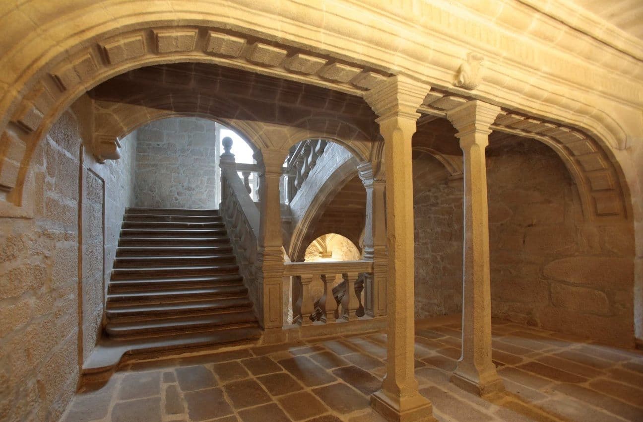 Entrada del Museu Provincial de Pontevedra, antiga amb arcs de pedra i escales amples..