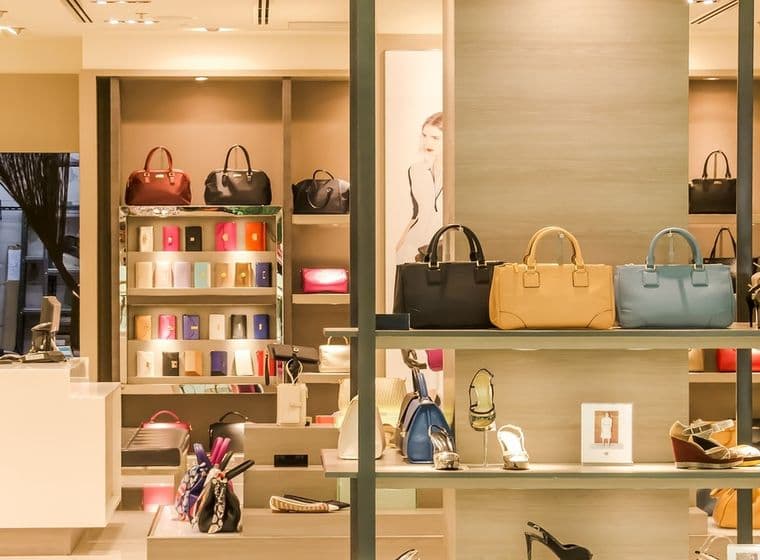 Aparador d'una botiga a Benidorm. S'hi veuen bolsos, sabates, moneders.