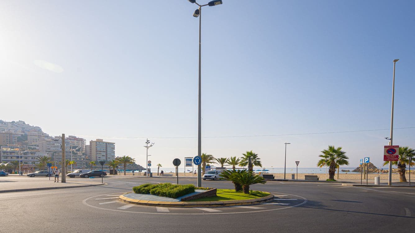 Rotonda principal de Cala de Finestrat. La rotonda principal de Cala de Finestrat i la cala a l'horitzó.