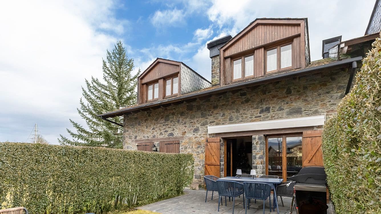 Casa a Queixans, Fontanals de Cerdanya. Casa adossada amb jardí i barbacoa.