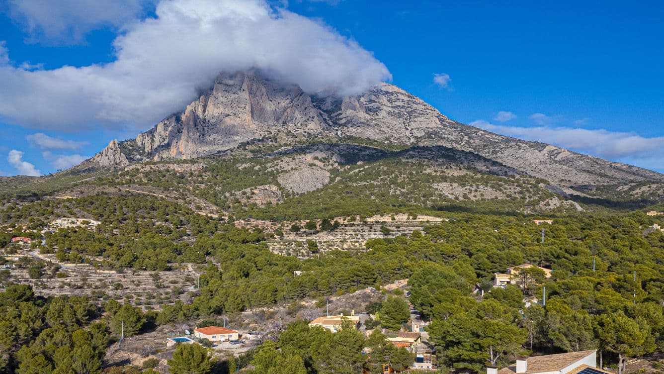 El Parc Natural Puig Campana de Finestrat. Bosc i muntanya amb núvols i cels blaus.