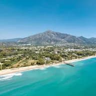 Luftaufnahme von Marbella mit dem Yachthafen Puerto Banús und La Concha im Hintergrund