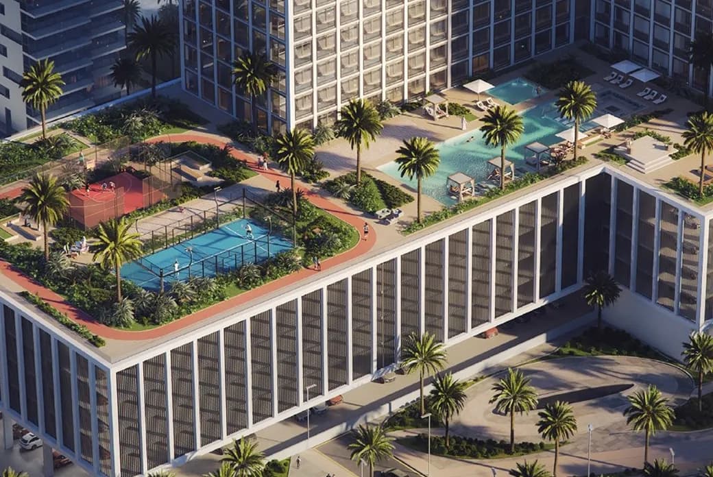 Rooftop deck atop a glass building featuring a blue pool, palm trees, cabanas, sun loungers, and a fenced blue sports court near a red track. KI-generiertes Bild