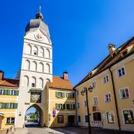 Stadtbild der historischen Altstadt Erding mit Kirchturm