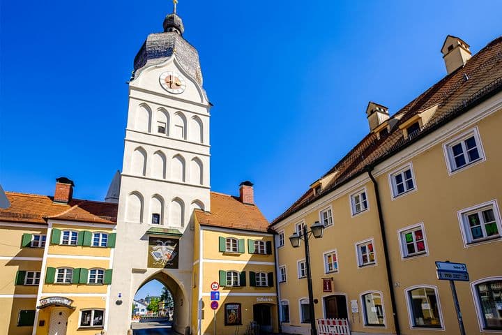Stadtbild der historischen Altstadt Erding mit Kirchturm