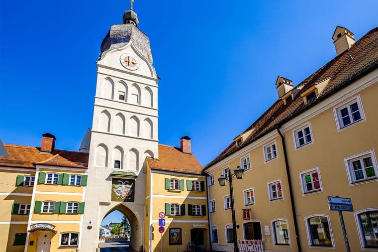 Stadtbild der historischen Altstadt Erding mit Kirchturm