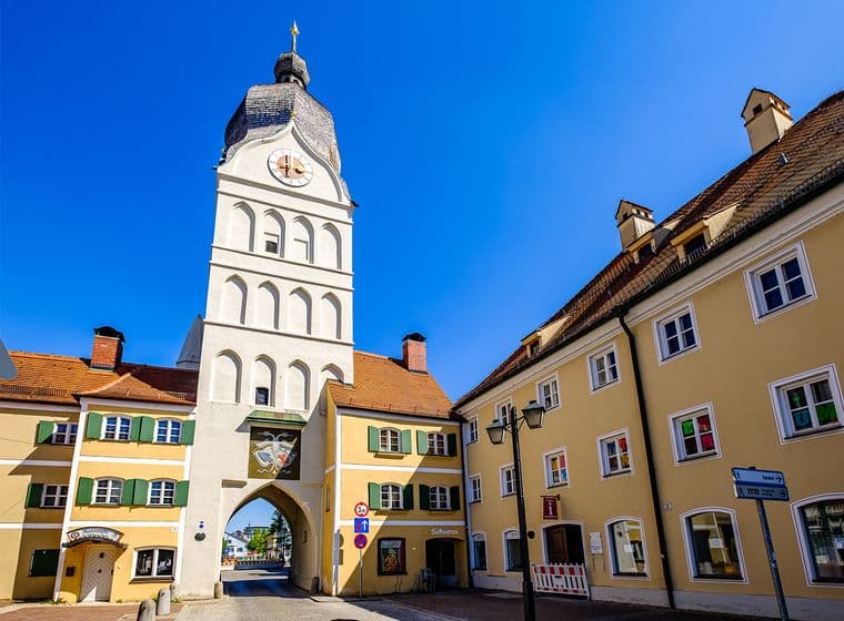 Stadtbild der historischen Altstadt Erding mit Kirchturm