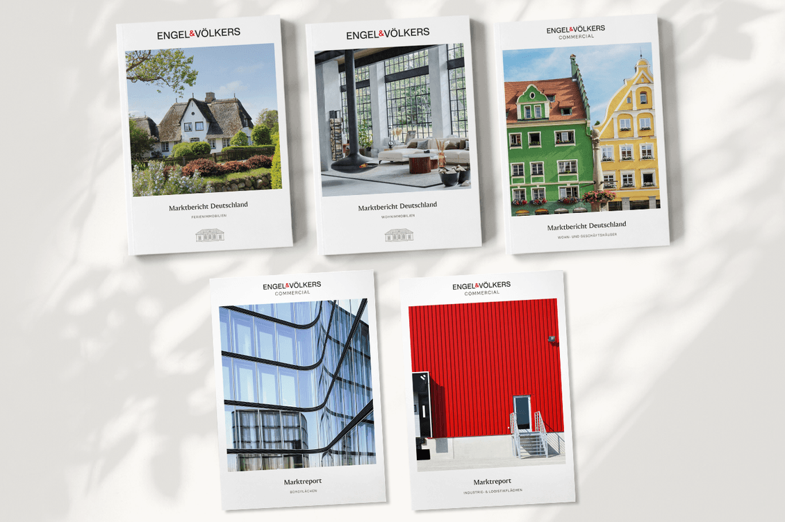 Fünf Immobilienmarktberichte von Engel & Völkers mit verschiedenen architektonischen Titelbildern, angeordnet auf einem hellen Hintergrund