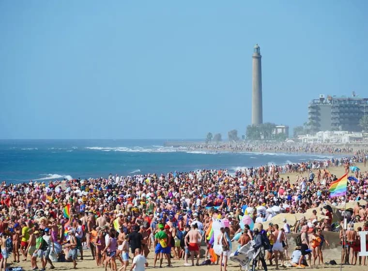 Multitud de personas en el Winter Pride Maspalomas