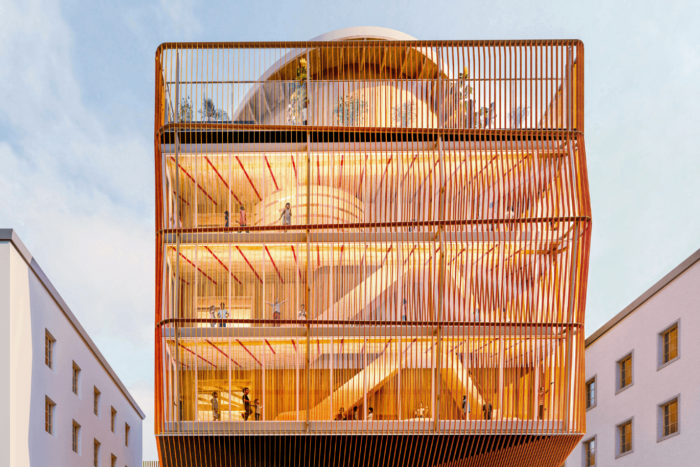 Un edificio a più piani immerso in una luce calda, con lamelle verticali in legno dietro le quali si intravedono una scala a chiocciola e delle persone, affiancato da edifici bianchi adiacenti.