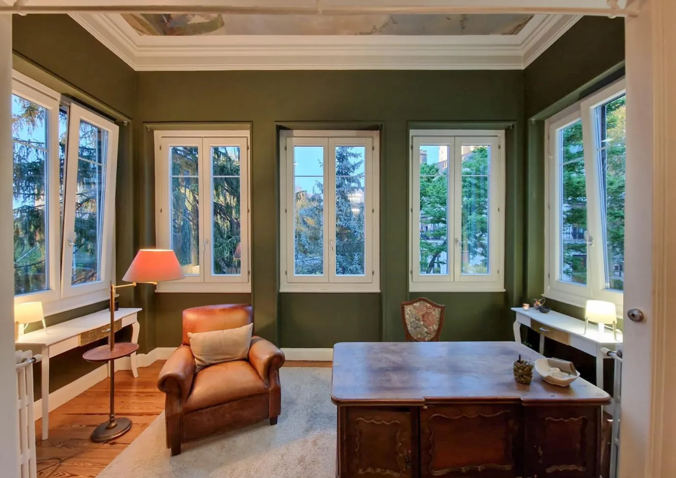 Salón elegante y clásico de una vivienda en Vitoria