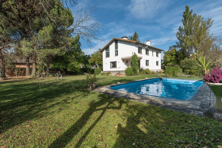 Jardín con piscina de una casa grande en Vitoria.