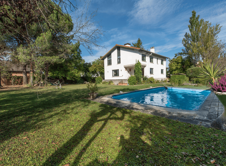 Jardín con piscina de una casa grande en Vitoria.