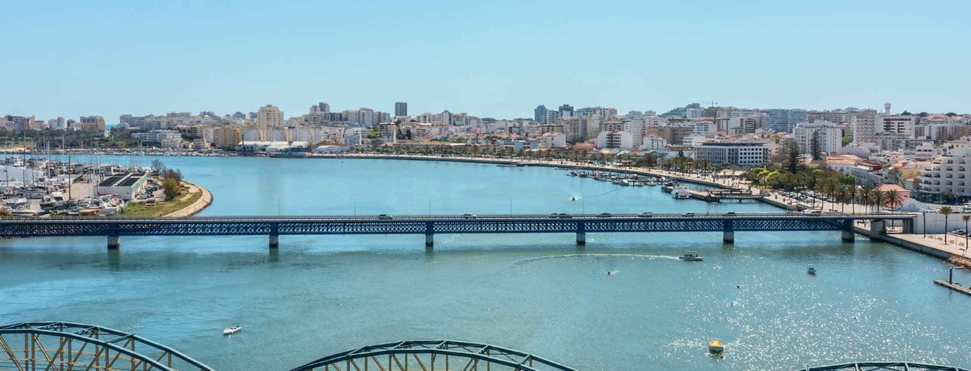 Portimão visto de cima com pontes