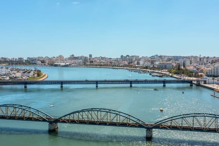 Portimão visto de cima com pontes