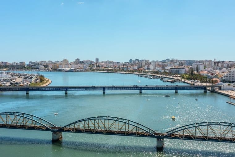 Portimão visto de cima com pontes