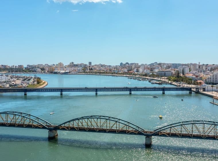 Portimão visto de cima com pontes