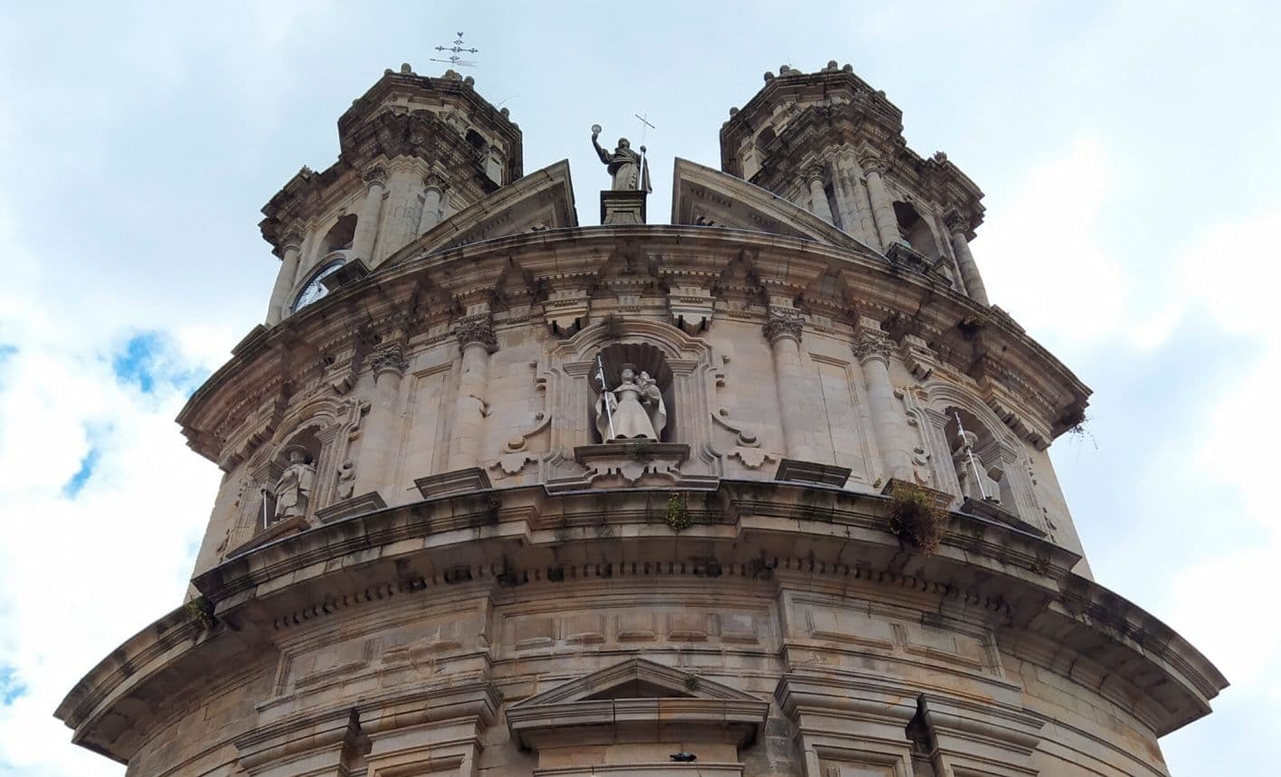 Part superior de l'església de la Pelegrina a Pontevedra.