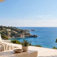 Vista de una terraza abierta con la Costa Brava de fondo