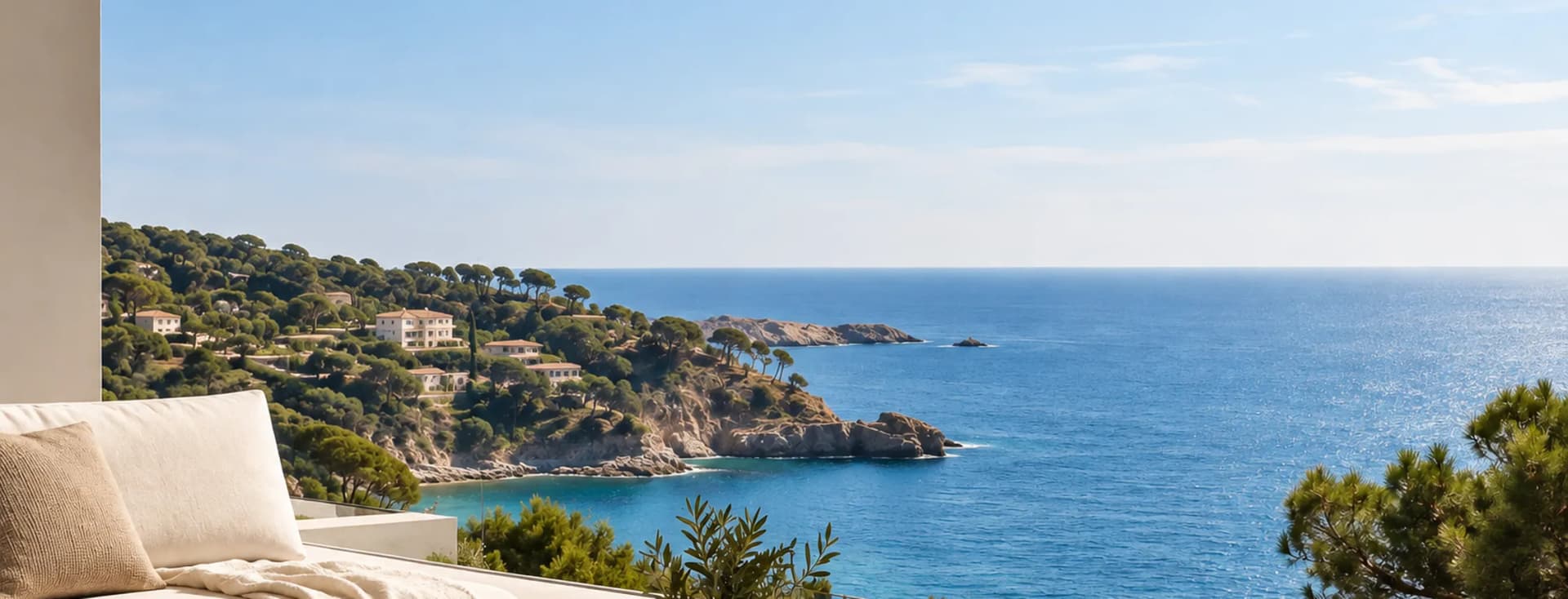 Vista de una terraza abierta con la Costa Brava de fondo