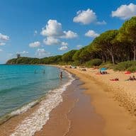 Sandstrand mit türkisfarbenem Wasser, Menschen, die sich sonnen und schwimmen, gesäumt von üppig grünen Bäumen unter einem blauen Himmel mit Schäfchenwolken.