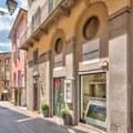 Gasse mit dem Ladengeschäft von Engel & Völkers in Lecco am Comer See