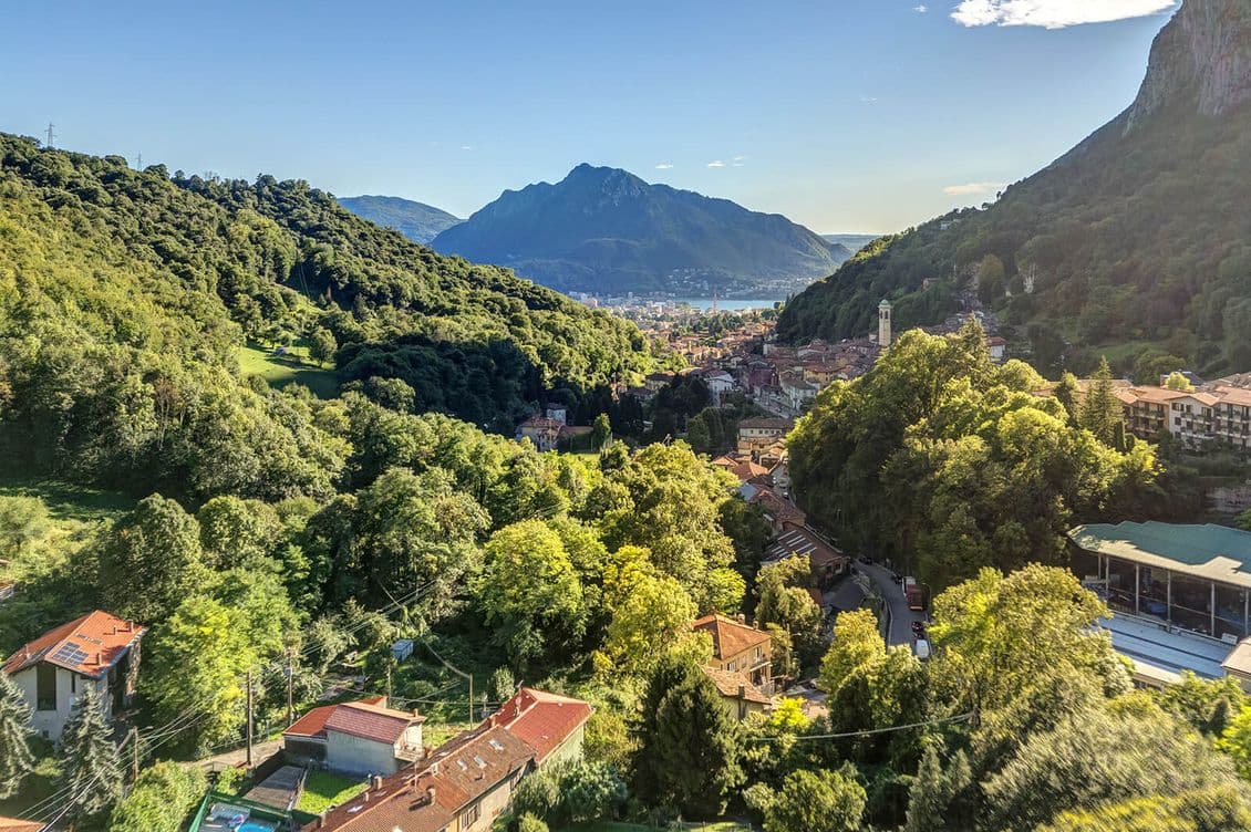 Dorf inmitten der grünen Berge von Lecco mit Blick auf den See und den Monte Barro