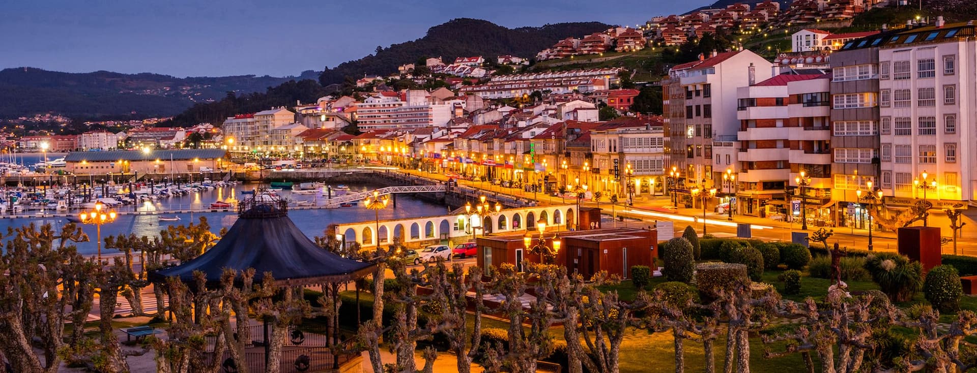 La vista del port de Baiona a mesura que es fa fosc.