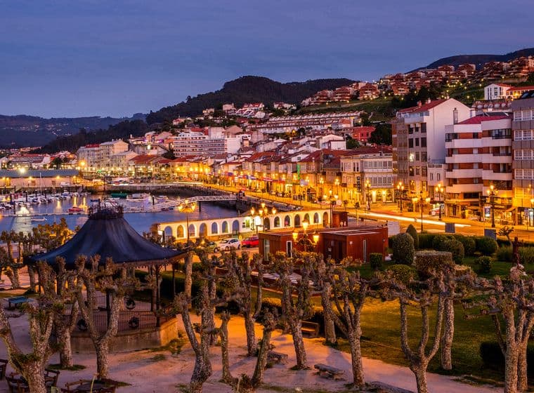 La vista del port de Baiona a mesura que es fa fosc.