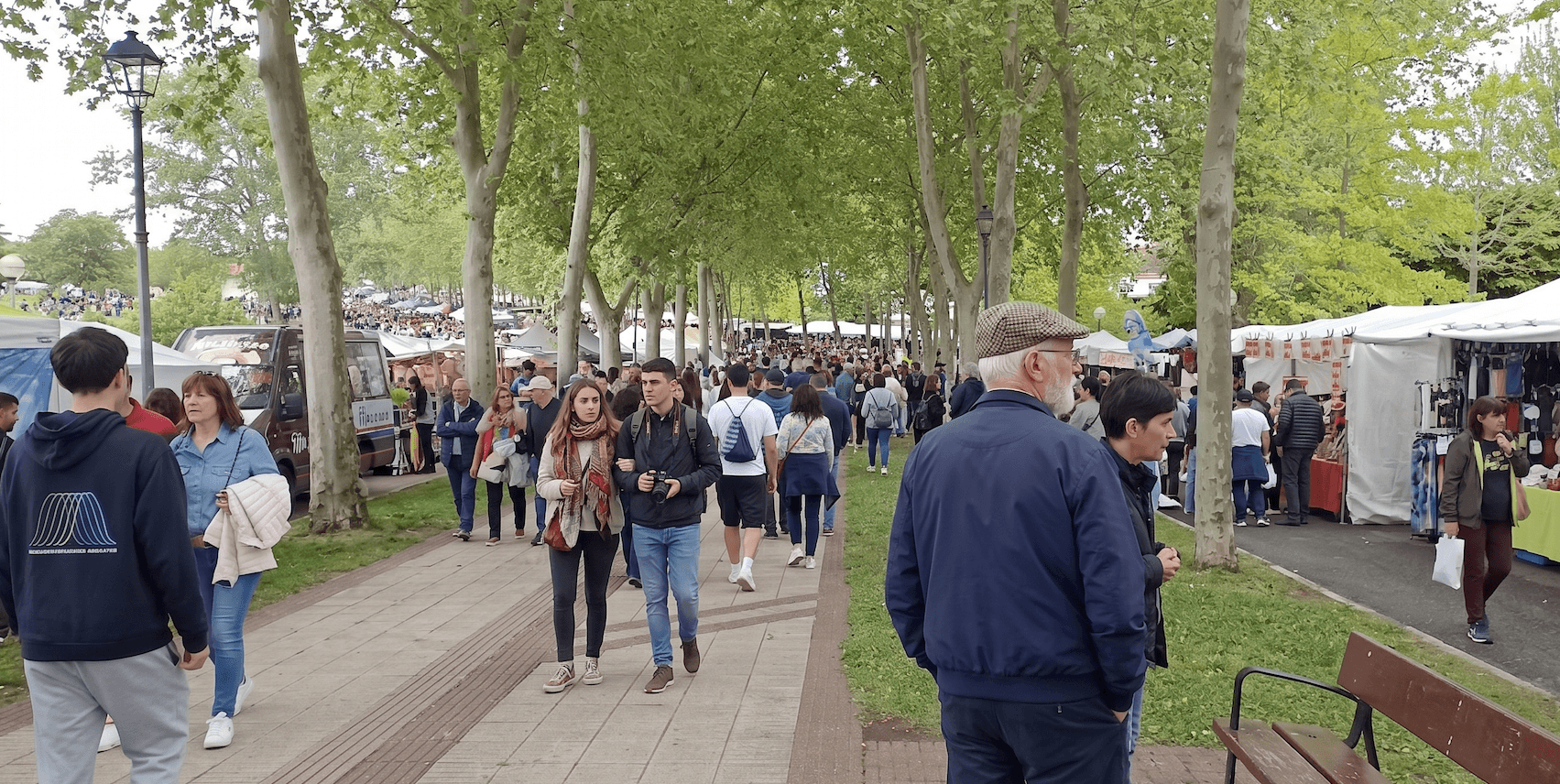 Puestos tradicionales de las Fiestas de San Prudencio en Álava con personas paseando