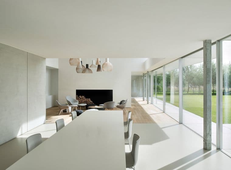 An exclusive luxury property in north-east Hamburg serves as an example of the premium marketing of villas and estates in the Alster Valley and the Walddörfer.