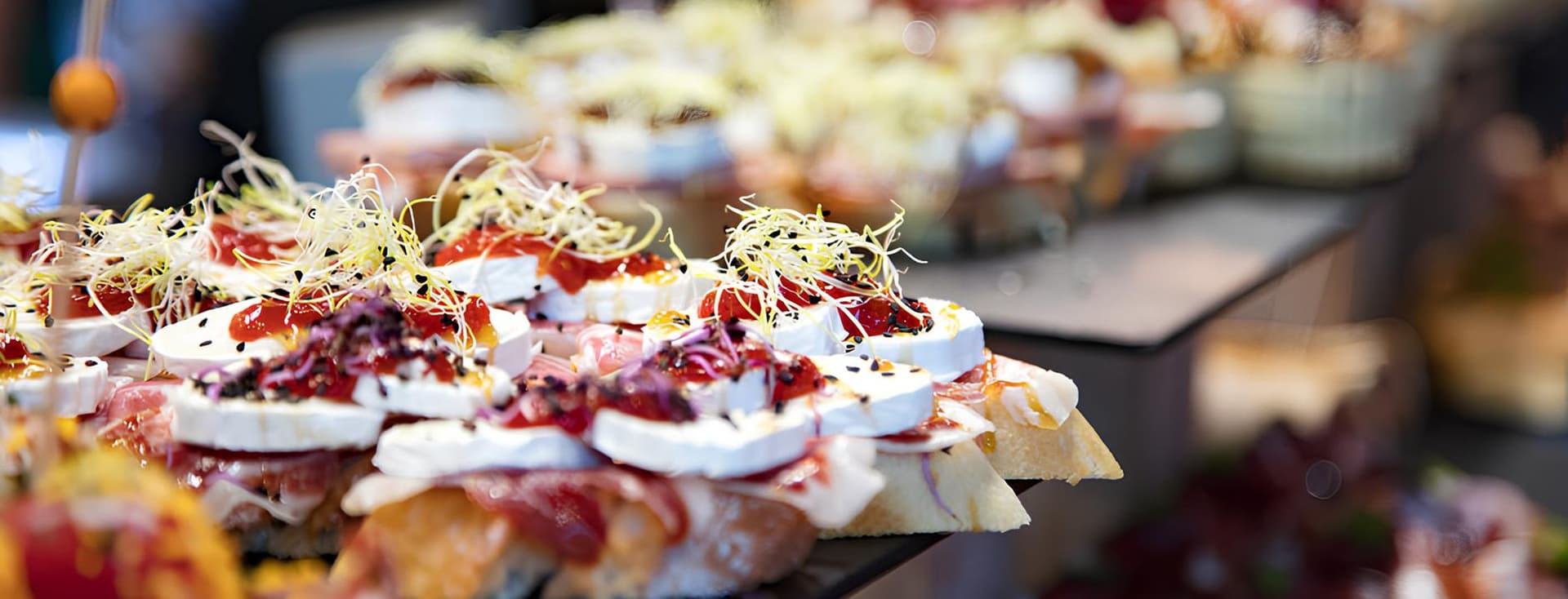 Vista d'una tapa de formatge i melmelada sobre pa.