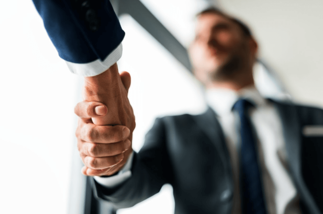 Ein Team von italienischen Handelsvertretern bei einem Business-Meeting zur Optimierung des Vertriebsnetzes in Italien
