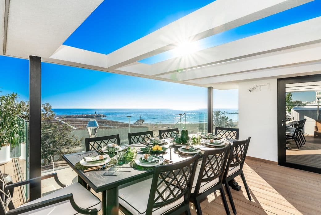 Luxury frontline-beach apartment in Marbella with stunning sea views