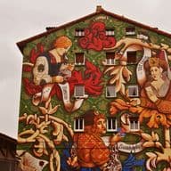 Mural en una casa perteneciente a la ruta de los murales de Vitoria