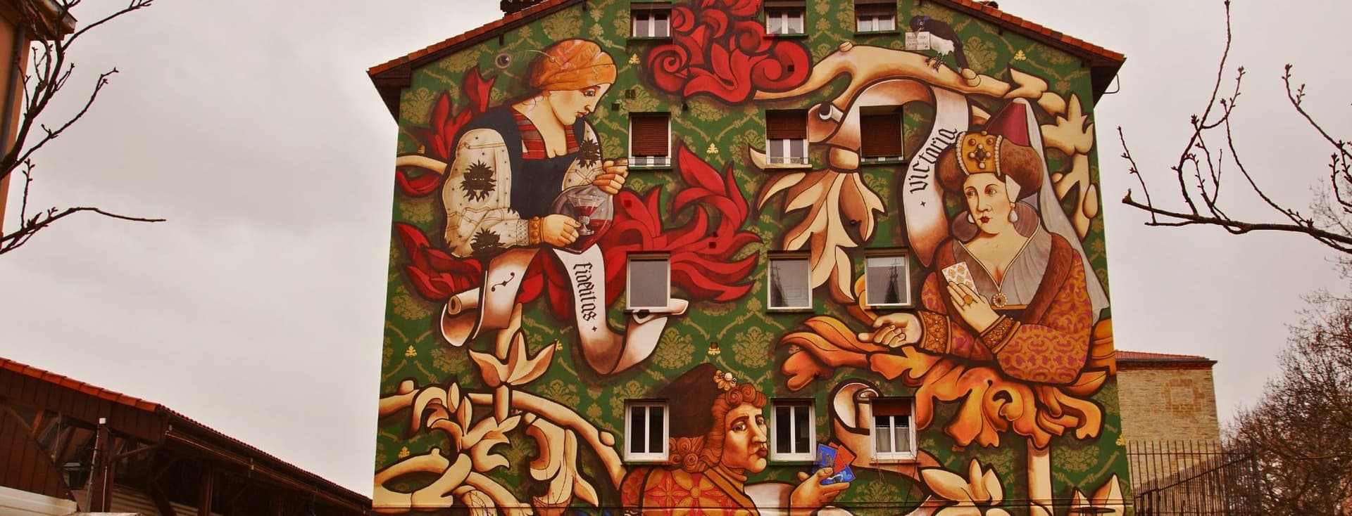 Mural en una casa perteneciente a la ruta de los murales de Vitoria