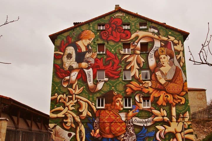 Mural en una casa perteneciente a la ruta de los murales de Vitoria