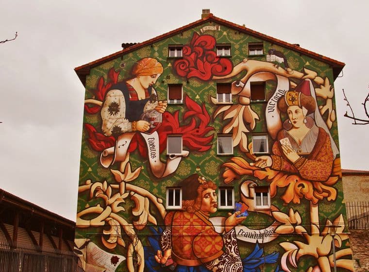 Mural en una casa perteneciente a la ruta de los murales de Vitoria
