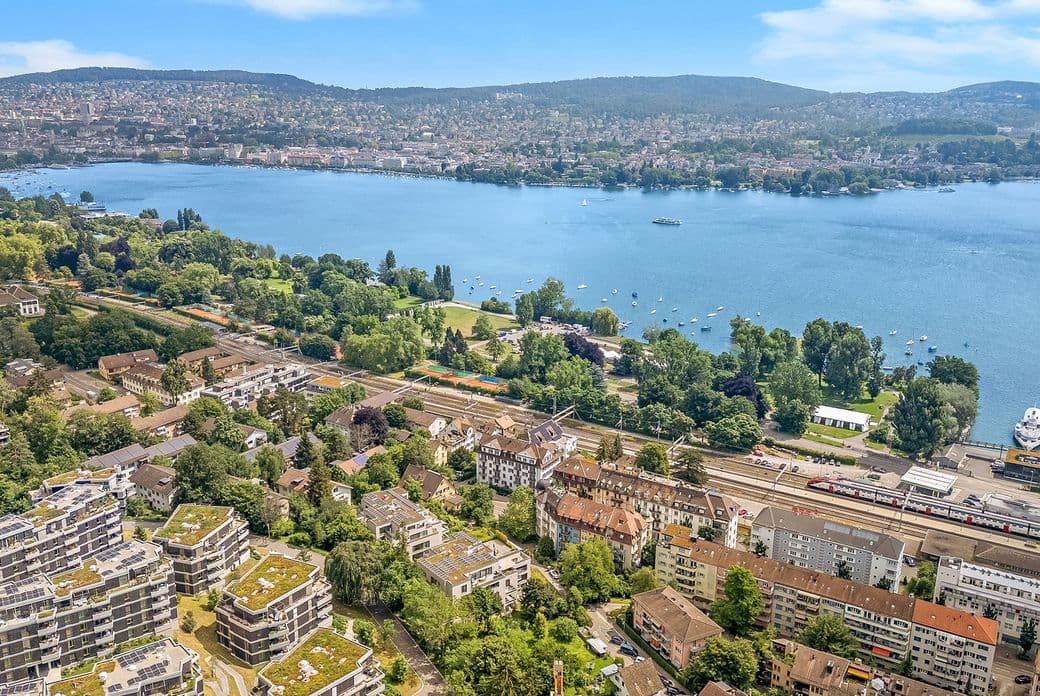 Luftbild von Zürich Oerlikon mit Parkanlagen und Seesicht – lebendige Lage im Norden der Stadt
