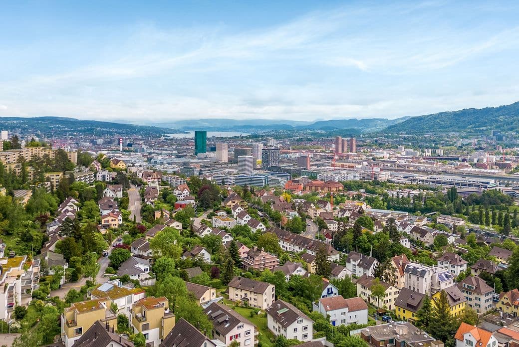 Luftaufnahme der Innenstadt Zürichs mit Blick über Kreis 1 bis 9 und Zürichsee – exklusive Wohnlage