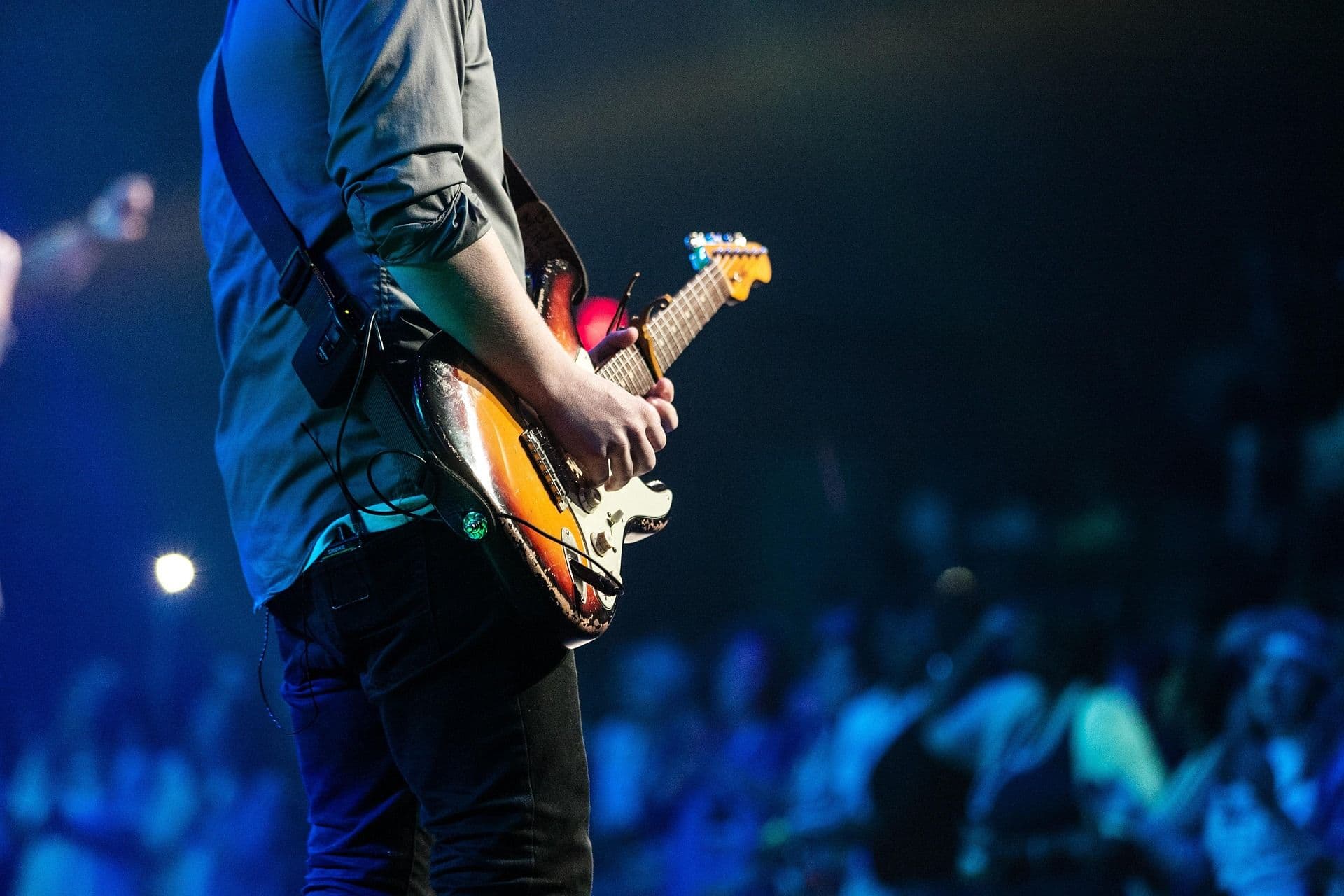 Un artista tocando la guitarra sobre el escenario en las fiestas de Vigo
