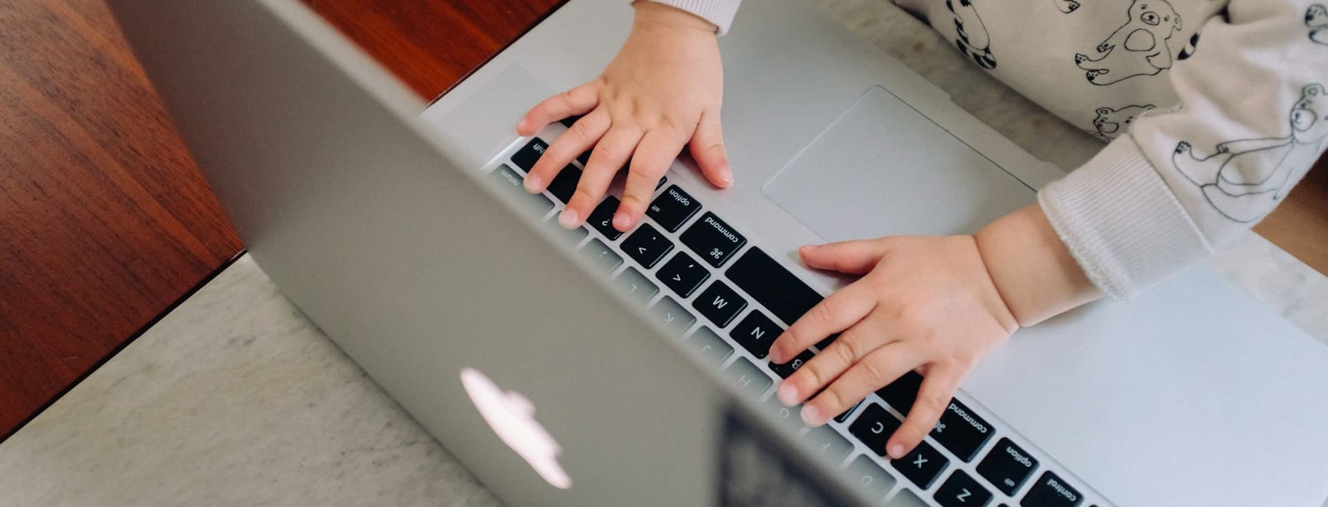 Niño pequeño con el teclado ordenador portatil